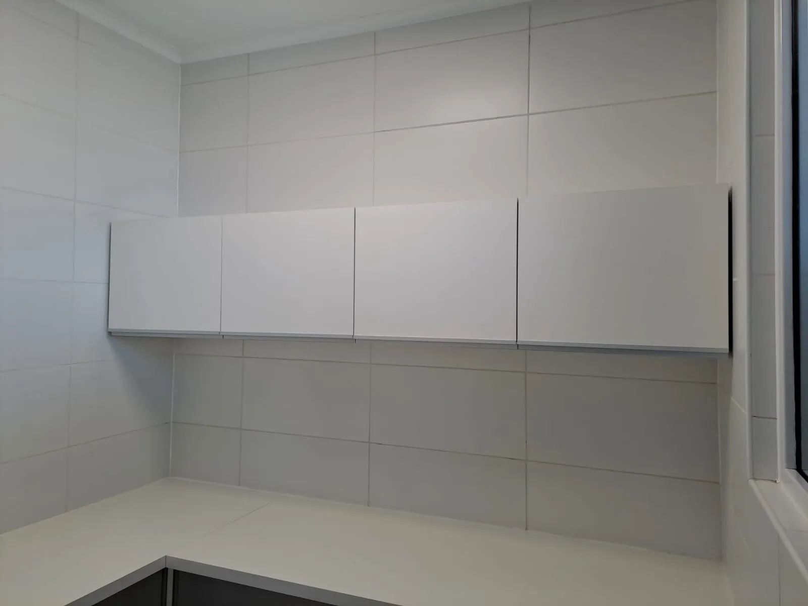 Fila de módulos aéreos blancos sobre una cubierta blanca que dobla en esquina