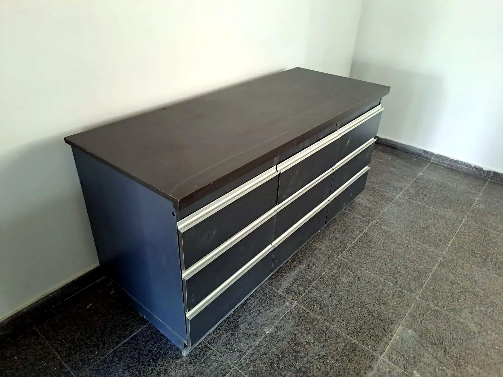 Cajonera baja de seis cajones en tono grafito con cubierta oscura