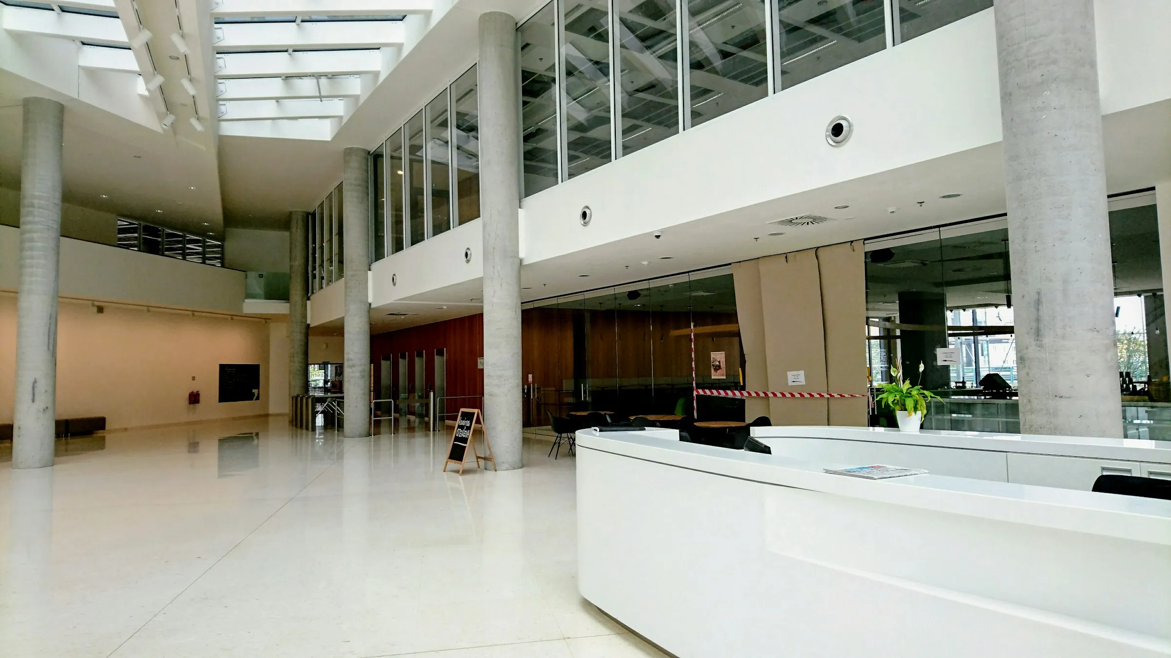 Mesón de atención blanco en el hall de un centro de salud